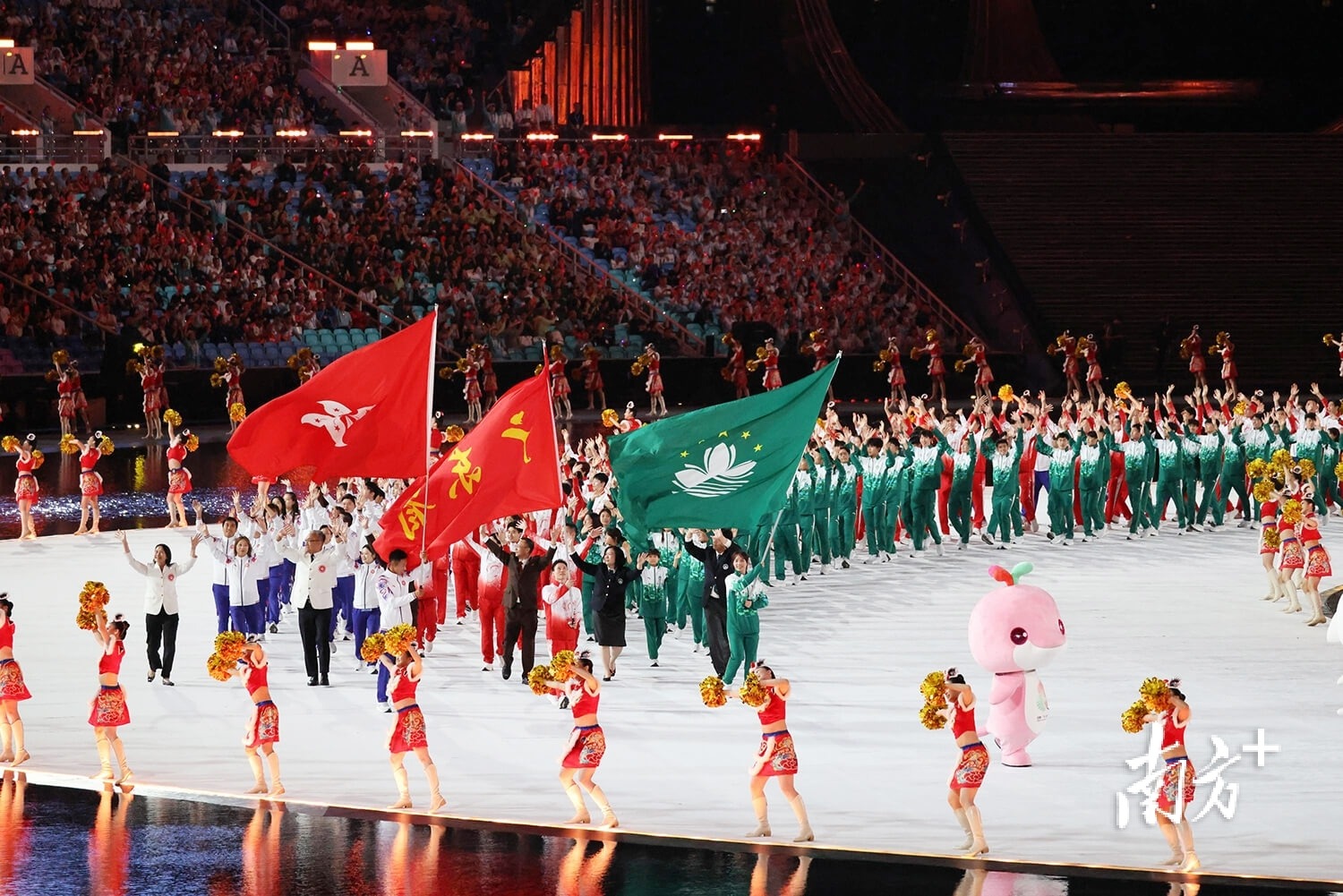 拜仁12轮不败领跑，曼城绝杀鱼腩，巴萨AC米兰登顶